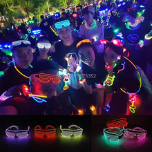 Carica l'immagine nel visualizzatore di Gallery, Occhiali da sole con otturatore luminoso per festival di carnevale Occhiali da sole a LED Dance DJ EL Occhiali da sole Occhiali al neon per decorazioni natalizie luminose per feste