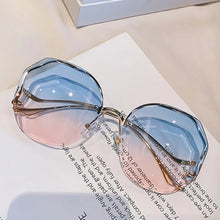 Carica l&#39;immagine nel visualizzatore di Gallery, Irregular Round Sunglasses Women Brand Designer Gradient Sun Glasses Female Rimless Metal Curved Temples Oculos De Sol