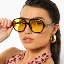 Carica l&#39;immagine nel visualizzatore di Gallery, Oversized Yellow Pilot Sunglasses Women Unisex Retro Rivet Sun Glasses UV400 Outdoor Zonnebril Dames