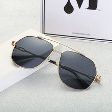 Carica l&#39;immagine nel visualizzatore di Gallery, Pilot Shape Sun Glasses for Man Woman New UV Protection Sunglass Women Driving Travelling Men Women Sunglasses