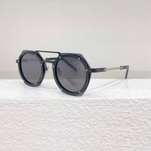 Carica l&#39;immagine nel visualizzatore di Gallery, Sunglasses For Men and Women Summer Style Anti-Ultraviolet Retro Square Plate Full Frame Brand Glasses Random Box