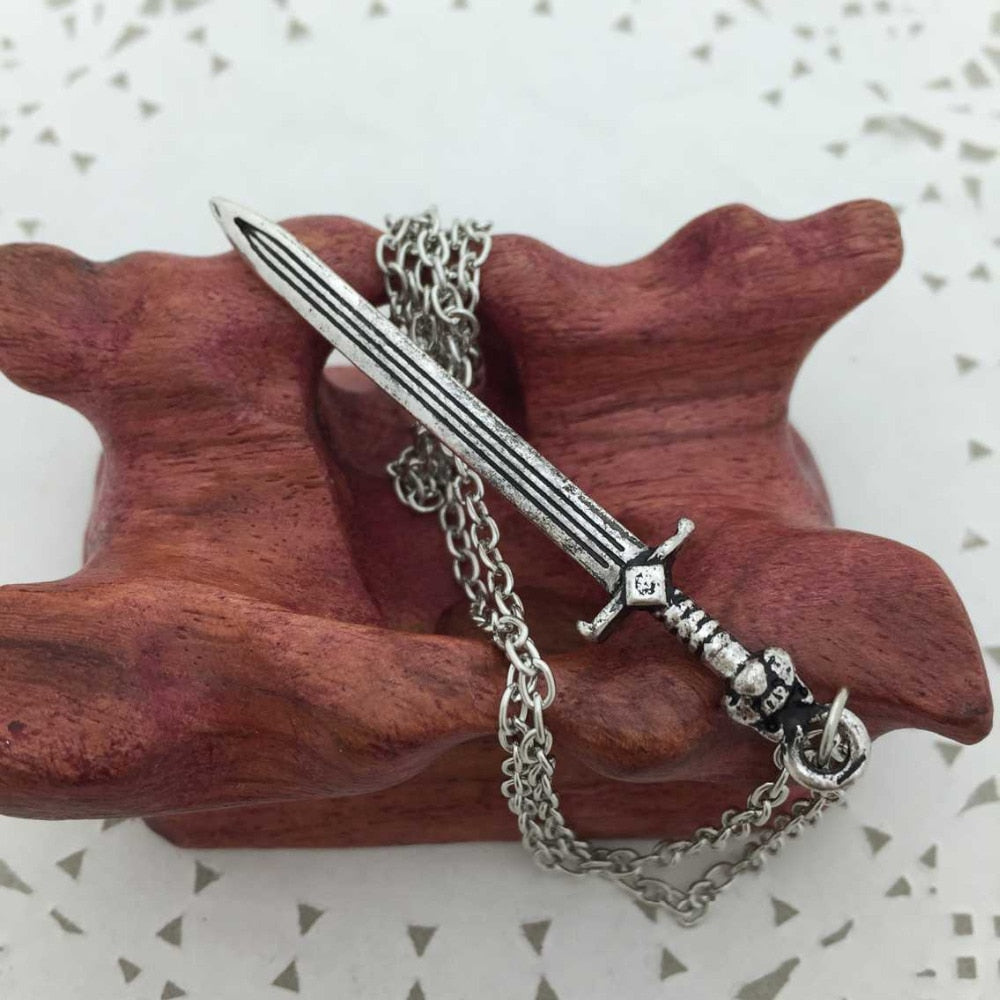 2017 Film Game of Thrones Stark Wolf Collana con spada Placcato in argento Jon Snow Catena fantasma Direwolf L'inverno sta arrivando Ciondolo con spada 