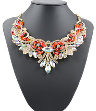 Carica l&#39;immagine nel visualizzatore di Gallery, 2018 New Hot Fashion Necklaces &amp; Pendants Multi-color Crystal Bib Statement Necklace Water Drop Crystal Necklace Vintage Jewelry