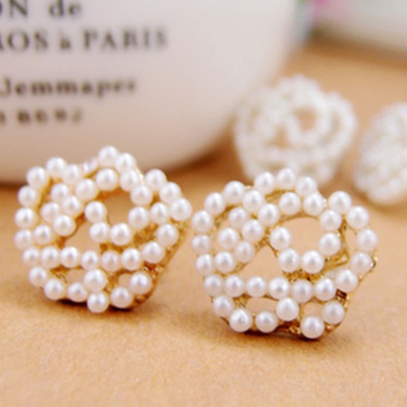 2018 New fashion elegant and elegant hollow rose pearl earrings rose imitation beads earrings fashion girl's gift