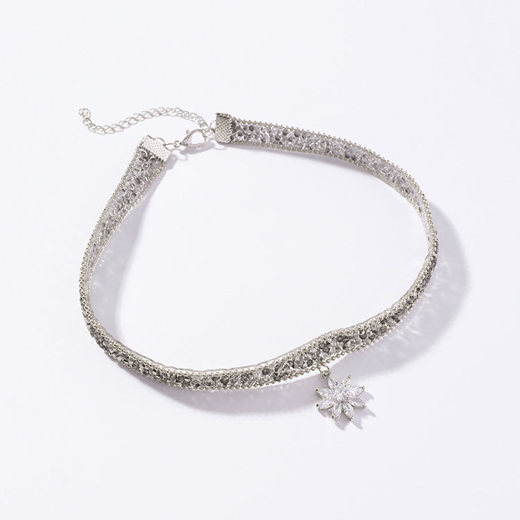 2018 Nuova personalità collana di fiori di bellezza femminile Cristallo di Swarovski Collana corta di gioielli di moda adatta alle donne per la festa 