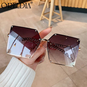 2023 Occhiali da sole sfumati super grandi da donna Occhiali da sole quadrati con rivetti con montatura a catena in lega retrò Occhiali da donna eleganti 