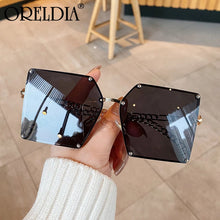 Carica l&#39;immagine nel visualizzatore di Gallery, 2023 Occhiali da sole sfumati super grandi da donna Occhiali da sole quadrati con rivetti con montatura a catena in lega retrò Occhiali da donna eleganti 