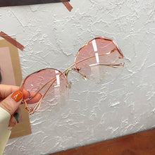 Carica l&#39;immagine nel visualizzatore di Gallery, 2022  Tea Gradient Sunglasses Women Ocean Water Cut Trimmed Lens Metal Curved Temples Sun Glasses Female UV400 Eyewear