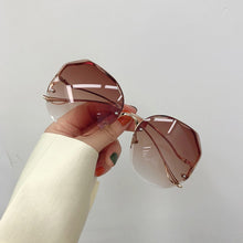 Carica l&#39;immagine nel visualizzatore di Gallery, 2022  Tea Gradient Sunglasses Women Ocean Water Cut Trimmed Lens Metal Curved Temples Sun Glasses Female UV400 Eyewear