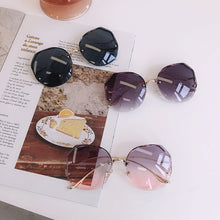 Carica l&#39;immagine nel visualizzatore di Gallery, 2022  Tea Gradient Sunglasses Women Ocean Water Cut Trimmed Lens Metal Curved Temples Sun Glasses Female UV400 Eyewear