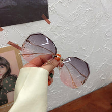 Carica l&#39;immagine nel visualizzatore di Gallery, 2022  Tea Gradient Sunglasses Women Ocean Water Cut Trimmed Lens Metal Curved Temples Sun Glasses Female UV400 Eyewear