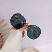 Carica l&#39;immagine nel visualizzatore di Gallery, 2022  Tea Gradient Sunglasses Women Ocean Water Cut Trimmed Lens Metal Curved Temples Sun Glasses Female UV400 Eyewear