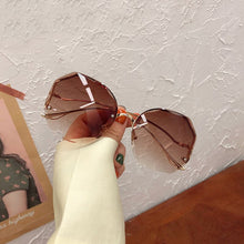 Carica l&#39;immagine nel visualizzatore di Gallery, 2022  Tea Gradient Sunglasses Women Ocean Water Cut Trimmed Lens Metal Curved Temples Sun Glasses Female UV400 Eyewear
