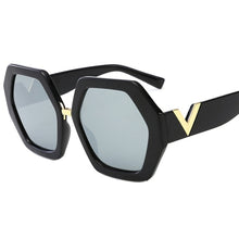 Carica l'immagine nel visualizzatore di Gallery, 2022 Luxury Square Sunglasses Ladies Fashion Glasses Classic Brand Designer Retro Sun Glasses Women Sexy Eyewear Unisex Shades