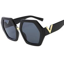 Carica l'immagine nel visualizzatore di Gallery, 2022 Luxury Square Sunglasses Ladies Fashion Glasses Classic Brand Designer Retro Sun Glasses Women Sexy Eyewear Unisex Shades