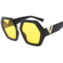 Carica l'immagine nel visualizzatore di Gallery, 2022 Luxury Square Sunglasses Ladies Fashion Glasses Classic Brand Designer Retro Sun Glasses Women Sexy Eyewear Unisex Shades