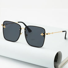 Carica l&#39;immagine nel visualizzatore di Gallery, 2023 Lady Oversize Rimless Square Bee Sunglasses Women Men Small Bee Glasses Gradient Sun Glasses Female UV400