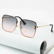 Carica l&#39;immagine nel visualizzatore di Gallery, 2023 Lady Oversize Rimless Square Bee Sunglasses Women Men Small Bee Glasses Gradient Sun Glasses Female UV400