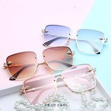 Carica l&#39;immagine nel visualizzatore di Gallery, 2023 Oversize Clear Pink Sunglasses for Women Gradient Square Bee Sun Glasses Superstar  Brand Designer Shades UV400