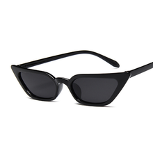 Carica l'immagine nel visualizzatore di Gallery, 2023 Small Cat Eye Sunglasses Women Vintage Plastic Mirror Vintage Sun Glasses Female Oculos De Sol Feminino UV400