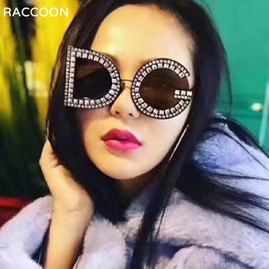 2022 Trend Letter Sunglasses Female Oversized Sun Glasses Women Luxury Brand Spray Paint Diamond Frame Flash Shades Eyeglasses