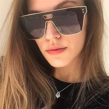 Carica l&#39;immagine nel visualizzatore di Gallery, 2023 trend personality sunglasses ocean piece men and women European and American conjoined square Sunglasses Uv