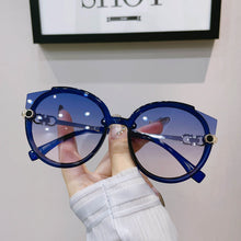 Carica l'immagine nel visualizzatore di Gallery, 2023 Occhiali da sole rotondi vintage Cat Eye da donna Versione coreana Occhiali da sole sfumati senza montatura in metallo Tonalità UV400 