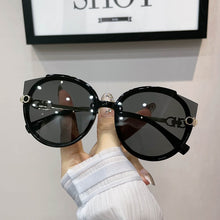Carica l'immagine nel visualizzatore di Gallery, 2023 Occhiali da sole rotondi vintage Cat Eye da donna Versione coreana Occhiali da sole sfumati senza montatura in metallo Tonalità UV400 