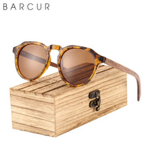 Carica l&#39;immagine nel visualizzatore di Gallery, BARCUR Occhiali da sole da donna con design di marca retrò polarizzati in legno di noce Occhiali da sole rotondi con montatura in plastica Occhiali da uomo UV400 Custodia in legno gratuita