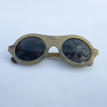 Carica l&#39;immagine nel visualizzatore di Gallery, Big Large Round Rivets Handmade Matt Rough Finish Honey Genuine Natural Horn Eyeglasses Eyewear Optical Glasses Frame Sunglasses