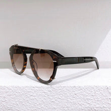 Load image into Gallery viewer, Black oval sunglasses men with metal details