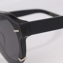 Load image into Gallery viewer, Black oval sunglasses men with metal details