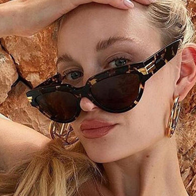 Cat-eye rivet sunglasses European and American INS triangle sunglasses women 2023 trend jelly colored glasses