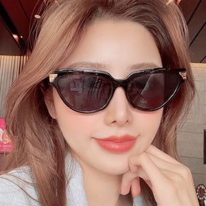Cat-eye rivet sunglasses European and American INS triangle sunglasses women 2023 trend jelly colored glasses
