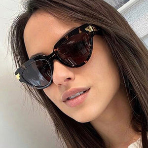 Cat-eye rivet sunglasses European and American INS triangle sunglasses women 2023 trend jelly colored glasses