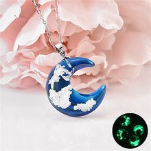 Carica l&#39;immagine nel visualizzatore di Gallery, Transparent Resin Rould Ball Moon Pendant Necklace Women Blue Sky White Cloud Chain Necklace Fashion Jewelry Gifts for Girl