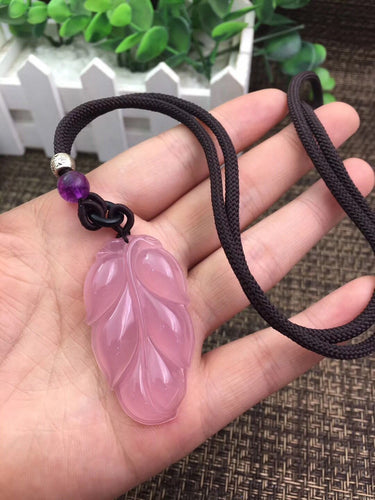 Commercio all'ingrosso del regalo dei gioielli della catena del maglione della collana del pendente della collana del pendente delle foglie intagliate a mano del calcedonio rosa naturale della bella agata rosa naturale della Cina 