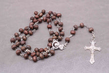 Carica l&#39;immagine nel visualizzatore di Gallery, Perline di legno classiche da 6 mm, profumo di rosa, rosario di preghiera, collana con croce di Gesù, eleganti gioielli religiosi cattolici.