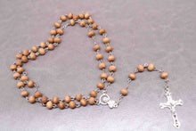 Carica l&#39;immagine nel visualizzatore di Gallery, Perline di legno classiche da 6 mm, profumo di rosa, rosario di preghiera, collana con croce di Gesù, eleganti gioielli religiosi cattolici.