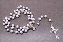 Carica l&#39;immagine nel visualizzatore di Gallery, Perline di legno classiche da 6 mm, profumo di rosa, rosario di preghiera, collana con croce di Gesù, eleganti gioielli religiosi cattolici.