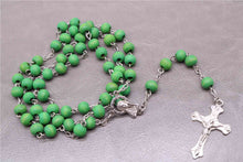 Carica l&#39;immagine nel visualizzatore di Gallery, Perline di legno classiche da 6 mm, profumo di rosa, rosario di preghiera, collana con croce di Gesù, eleganti gioielli religiosi cattolici.