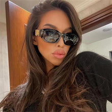 Carica l&#39;immagine nel visualizzatore di Gallery, Cute Unique Gradient Rectangle Sunglasses Designer Shades For Women Summer Traveling Black Oculos  Big Frame Sun Glasses