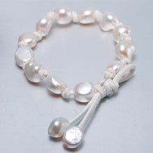 Carica l'immagine nel visualizzatore di Gallery, Bracciale in pelle con perla barocca bianca/grigia da 9-10 mm. Bracciale elegante da donna 