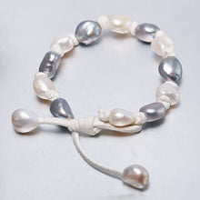 Carica l'immagine nel visualizzatore di Gallery, Bracciale in pelle con perla barocca bianca/grigia da 9-10 mm. Bracciale elegante da donna 