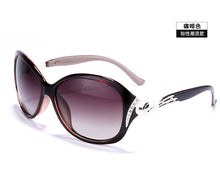 Carica l'immagine nel visualizzatore di Gallery, DANKEYISI Hot Polarized Sunglasses Women Sunglasses UV400 Protection Fashion Sunglasses With Rhinestone Sun Glasses Female 2022