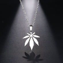 Carica l&#39;immagine nel visualizzatore di Gallery, Stainless Steel Necklace For Women Man Maple Leaf Choker Pendant Necklace Engagement Jewelry
