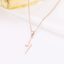 Carica l&#39;immagine nel visualizzatore di Gallery, Collana in acciaio inossidabile Collane con fulmini caldi per pendenti di protezione da donna per regali di fidanzata Gioielli in oro rosa