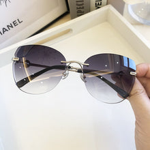 Load image into Gallery viewer, De moda montura de ojo de gato gafas de sol de las mujeres 2023 de la marca de lujo marrón degradado en azul gafas de sol negro corazón decoración playa gafas