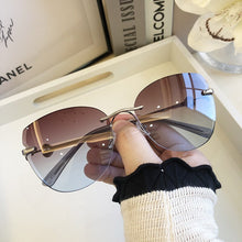 Load image into Gallery viewer, De moda montura de ojo de gato gafas de sol de las mujeres 2023 de la marca de lujo marrón degradado en azul gafas de sol negro corazón decoración playa gafas