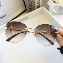 Load image into Gallery viewer, De moda montura de ojo de gato gafas de sol de las mujeres 2023 de la marca de lujo marrón degradado en azul gafas de sol negro corazón decoración playa gafas